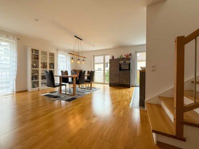 Lichtdurchflutete Maisonette-Wohnung mit Dachterrasse!