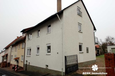 BERK Immobilien - Charmantes Zweifamilienhaus mit großem Platzangebot und Garage in Mönchberg