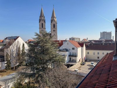 Sanierte 3-Zimmer-Dachgeschosswohnung im Herzen von Wiener Neustadt – mit Stadt- &amp; Fernblick!