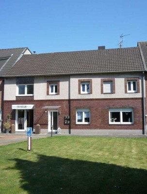 ***ERK-Hetzerath, vollvermietet! Drei Wohnungen + eine Gewerbeeinheit - mittendrin im Dorf!***