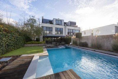 LUXUS-DOPPELHAUSHÄLFTE MIT EXKLUSIVEM WELLNESSBEREICH, SCHWIMMPOOL UND ERSTKLASSIGER AUSSTATTUNG