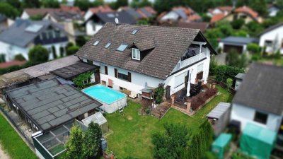 Großzügiges Zweifamilienhaus in Lichtenau mit Waldblick
