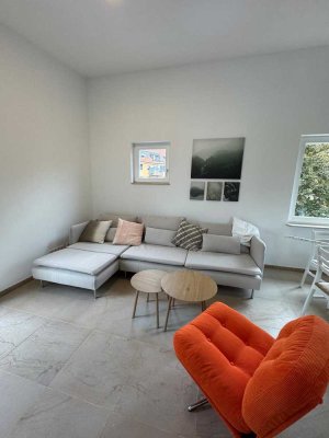 Hochwertige, frisch sanierte, voll möblierte Wohnung zentrumsnah zu vermieten