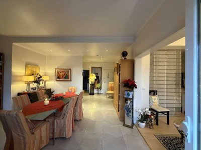 Diese exklusive Residenz mit 1 1/2 Zimmern befindet sich in bester Lage oberhalb des Casinos