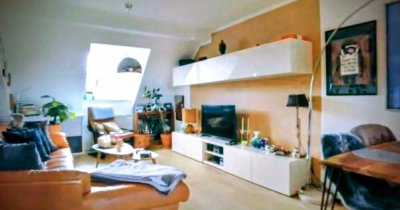 Dachgeschosswohnung incl. Küche , Abstellraum und festem Stellplatz.