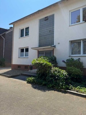 2-Zimmer-Dachgeschosswohnung für Singles, teilmöbliert