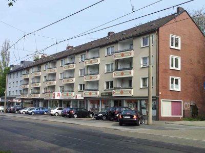 Unrenovierte 4-Zimmerwohnung mit Balkon