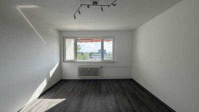 Freundliche und modernisierte 2-Raum-Wohnung mit Loggia und Aufzug in Bielefeld Sennestadt