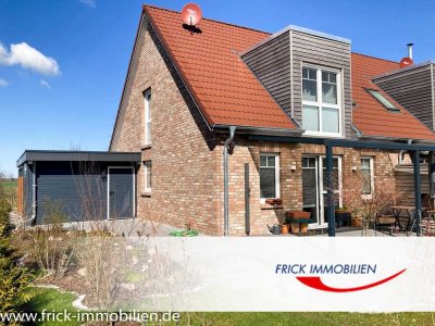 Neuwertige Doppelhaushälfte mit Carport und Top-Ausstattung