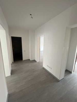 Modernisierte 3,5-Zimmer-Erdgeschoss Wohnung mit Balkon in Solingen