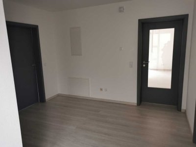 Neuwertige Wohnung mit dreieinhalb Zimmern und Terrasse in Biberbach-Affaltern