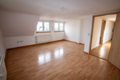 Helle 2-Zimmer-DG-Wohnung mit großzügigem Flur – sofort verfügbar