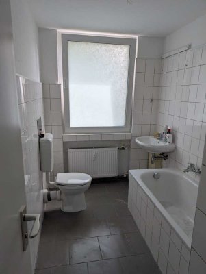 *umfangreich renoviert* *eigener Balkon* *allg. Garten* *Parkplatz mögl.*
