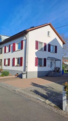 Wohnen in ruhiger und zentraler Lage - Haus mit Traumgarten und PV-Anlage und Doppelgarage