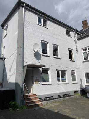 Eckernförde-Innenstadt: Die besondere 5 Zimmer Mietwohnung im 2.0G/DG. Auch WG geeignet. Frei 9/2025