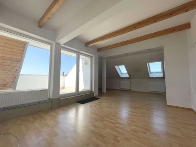 Sanierte Altbauwohnung mit kleiner Dachterrasse