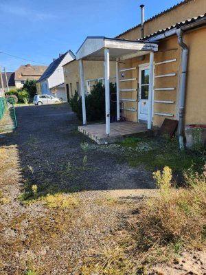 Idyllisch am Dorfteich gelegenes bebautes Grundstück, ehemaliger Konsum