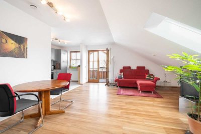 Charmante 2-Zimmer-Wohnung mit stilvoller Ausstattung, gemütlichen Dachschrägen & Balkon in Gilching