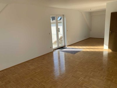 Neuwertige 3-Raum-DG-Wohnung mit Balkon und Einbauküche in Wiesbaden