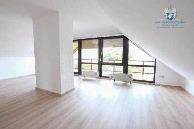 Gemütliche 2-Zi.-DG-Wohnung mit Balkon, EBK und Carport