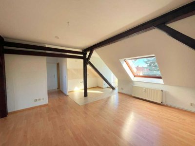 Wohntraum unterm Dach mit Balkon & Holzbalken