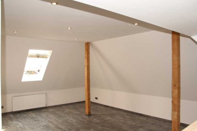 Helle und charmante Dachgeschosswohnung in ruhiger Lage !An nicht Raucher!