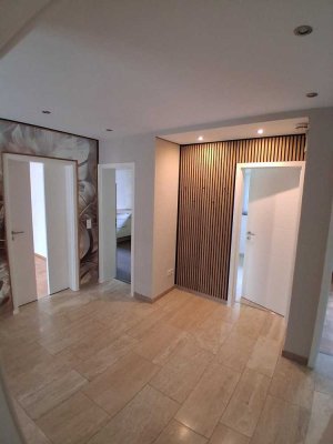 Hochwertige neu renovierte Wohnung mit Terrasse