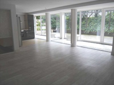 Individuelle Souterrainwohnung mit großer Terrasse und Einbauküche