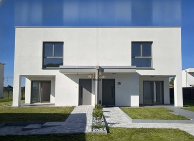 Einladende Doppelhaushälfte mit Garten, Doppelgarage und Terrasse in Stadl-Paura – Ihr Erstbezug!
