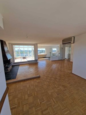 *** 3-4 Zimmer Penthouse Whg. + großes Badezimmer, großes Wohnzimmer + Balkon ***