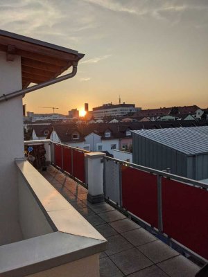 Sonnige Penthousewohnung mit Privatsphäre, Kamin und Tiefgarage