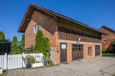 Paradies für Pferde mit schickem Landhaus
mit Nebengebäuden, Salon und PV-Anlage in Wurmannsquick