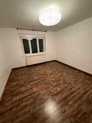 Schönes WG-Zimmer mit Balkon für einzelne Person zu vermieten