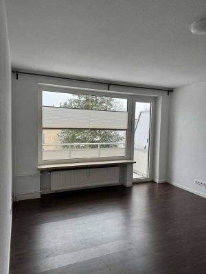 Zentrale 2-Zimmer-Wohnung mit Balkon und Einbauküche in Rellingen