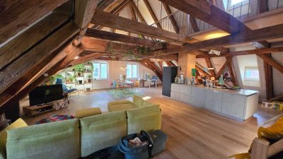 Loft-Galeriewohnung im Denkmal – Wohnen unter historischen Balken