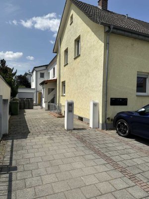 Zweifamilienhaus mit 2 Wohnungen (2-ZKB) in Viernheim zu vermieten