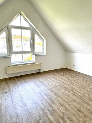 Träumen im Dachgeschoss mit Blick ins Grüne und bester Verkehrsanbindung.