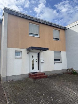 +++ Gepflegtes Einfamilienhaus mit 2 Garagen und Garten +++