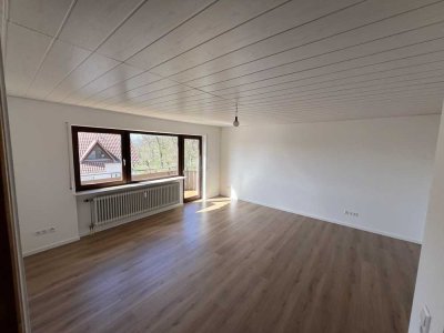 Neu renovierte 3,5 Zimmer DG-Wohnung in Östringen am Waldrand mit Balkon, Parkplatz & Keller