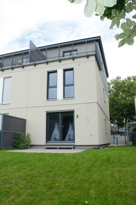 Zentral & Ruhig: Modernes Reihenendhaus mit EBK, Garten, Dachterrasse & PKW-Stellplatz
