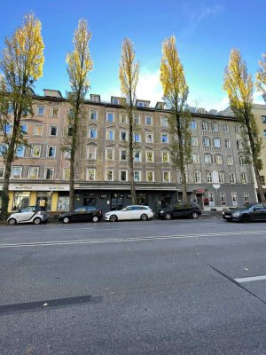 Großzügig geschnittene drei Zimmer Wohnung in begehrter Lage in München