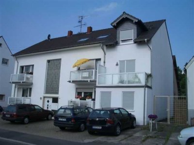 Freundliche, gepflegte, sehr individuelle 4-Zi-Maisonette-Wohnung auf versetzten Ebenen in Rösrath
