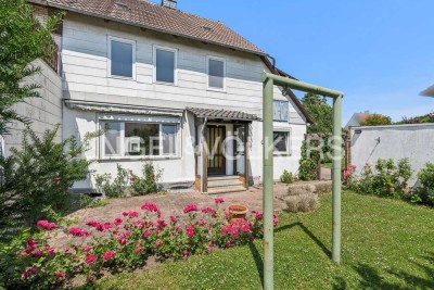 SANIERUNGSOBJEKT MIT POTENZIAL: GROßZÜGIGE DOPPELTHAUSHÄLFTE IN GROß DENKTE