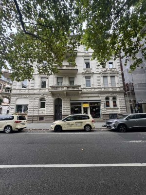 Schöne Altbaucharme 4-Zimmer Wohnung im 2. OG mit Balkon in Wiesbaden-Mitte