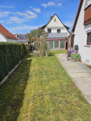 Einfamilienhaus mit Einliegerwohnung in separatem Gebäude und Garten