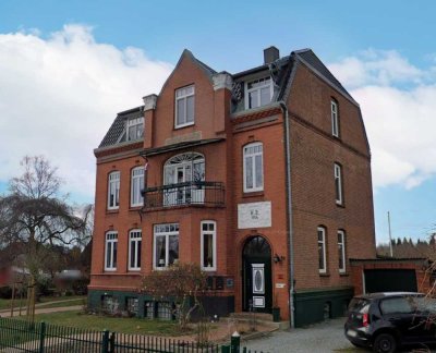 Stilvolle Dachgeschosswohnung mit Altbaucharm in Kiel-Hassee