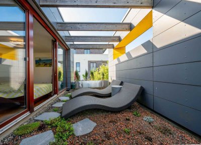 Architektur seiner Zeit voraus – Modernes Reihenendhaus mit Dachatrium am Riedberg (Altkönigblick)
