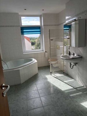 Perfekt für Familien - 4 Zimmer auf 2 Etagen mit Terrasse & Gäste WC