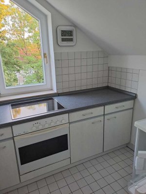 Zwei Zimmer-Whg. in Mü-Feldmoching: Schöne, helle Dachgeschosswohnung mit Balkon