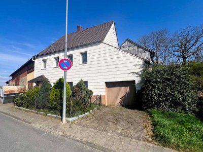 Handwerker aufgepasst:  Einfamilienhaus mit riesiger Scheune und Stall